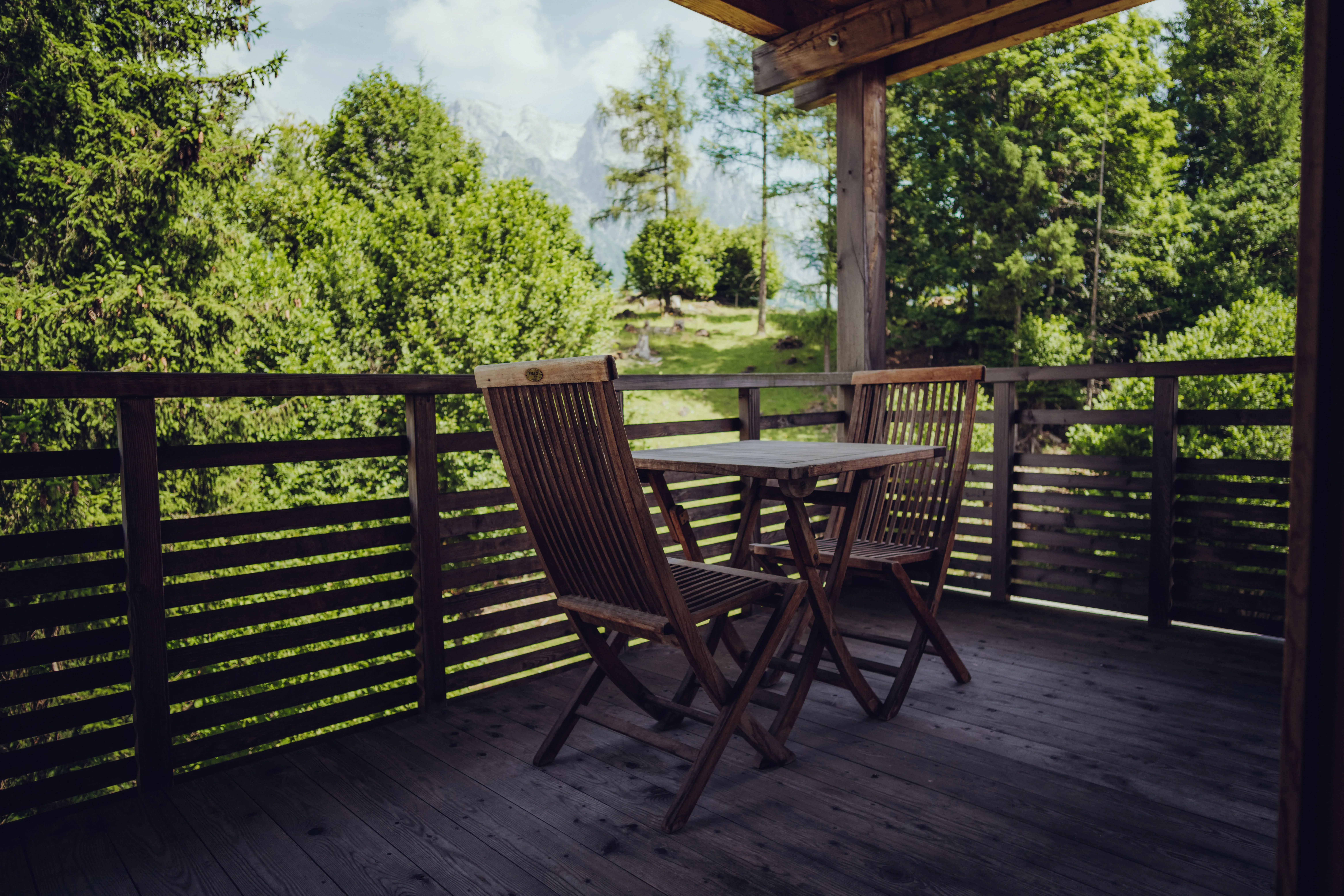 Hotelowy balkon z meblami balkonowymi