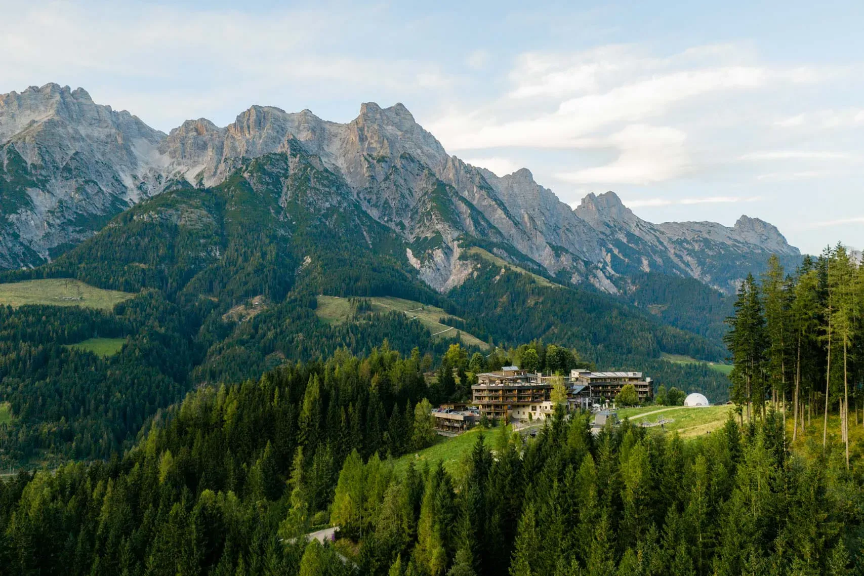 Hotel górski na tle panoramy gór