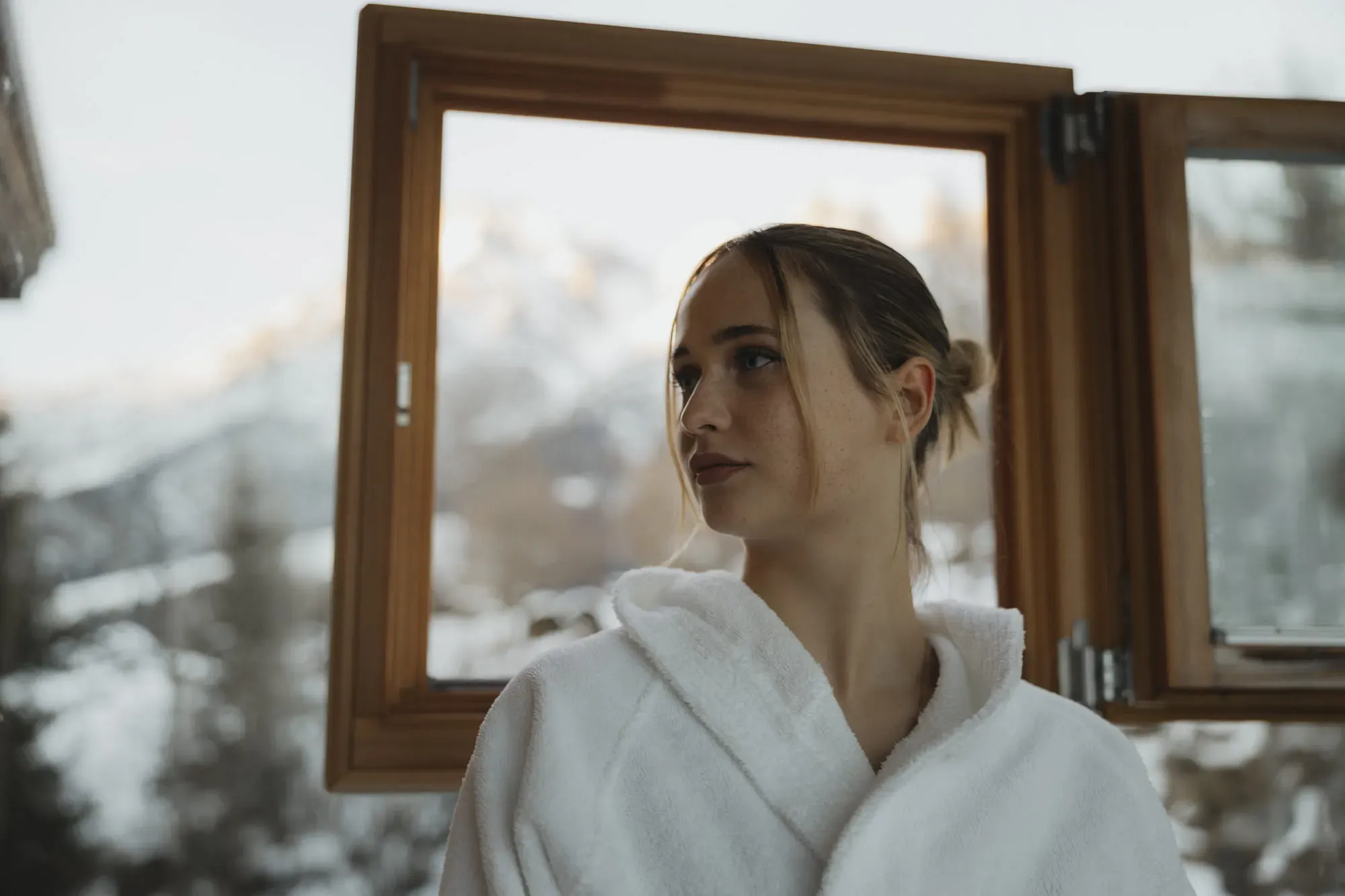 Kobieta w szlafroku w strefie spa