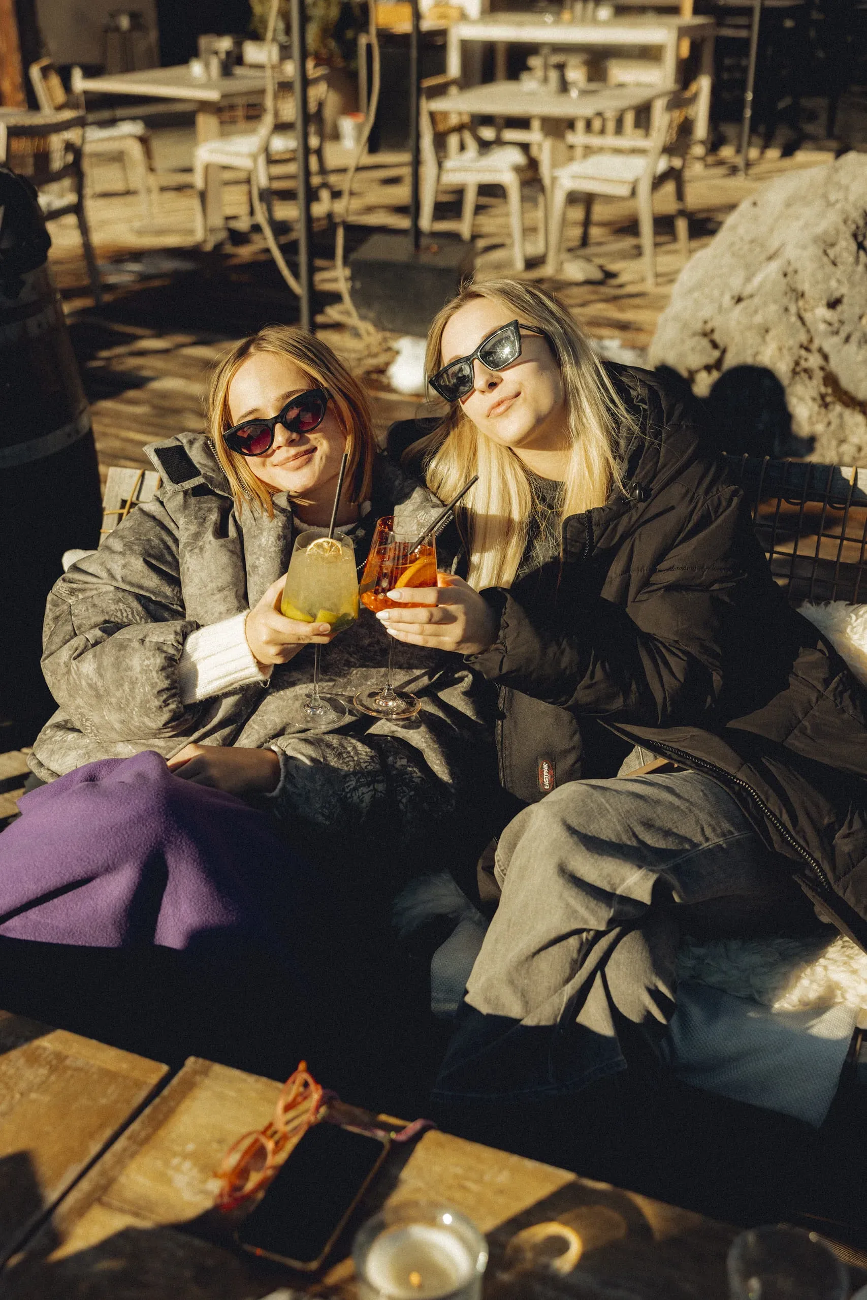 Kobiety delektują się drinkami